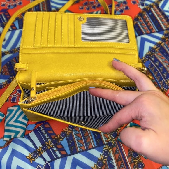 Nuoku Crossbody Purse With Phone Holder - Picture 5 of 7